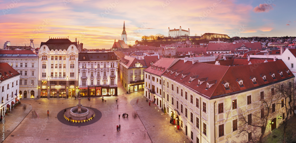 Obraz na płótnie Bratislava Panorama - Main Square w salonie