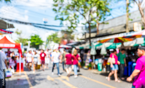Fotomural Blurred background : people shopping at market fair in sunny day