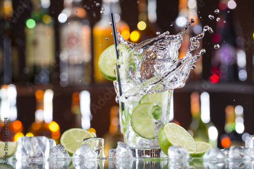Leinwand Poster Frischen Mojito Getränk mit Flüssigkeit spritzen