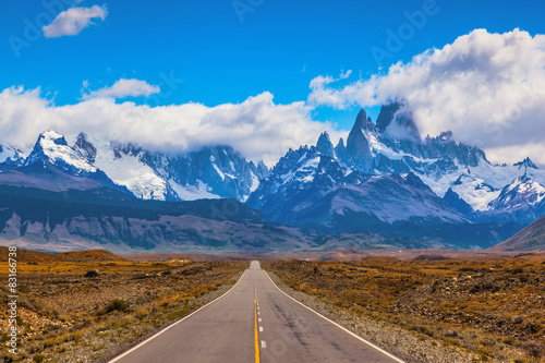 Fotomural El camino a través del desierto