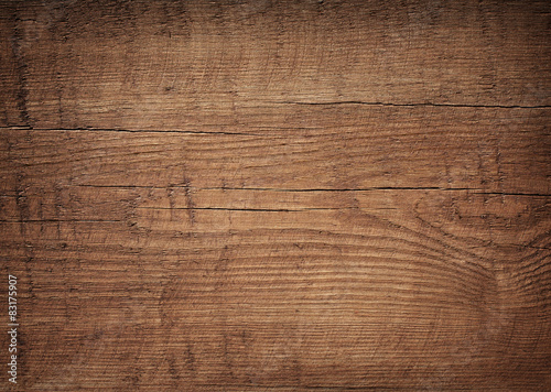 Fotografía Dark brown scratched wooden cutting board. Wood texture