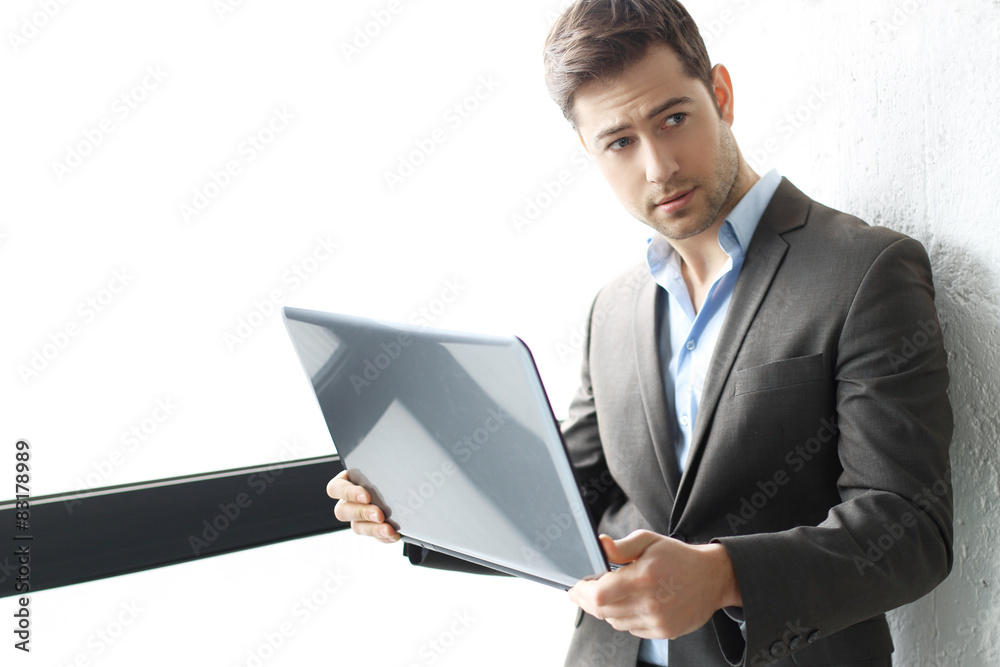 Biznes.Mężczyzna w garniturze pracuje z komputerem - obrazy, fototapety, plakaty 