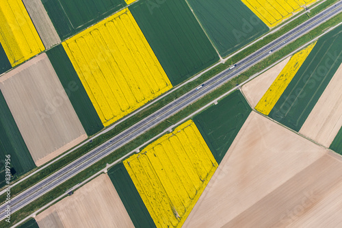 widok-z-lotu-ptaka-autostrady-i-zielone-pola-zbiorow