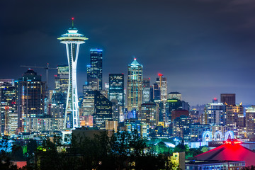 Canvas Print - View of the Seattle skyline at night, in Kerry Park, Seattle, Wa