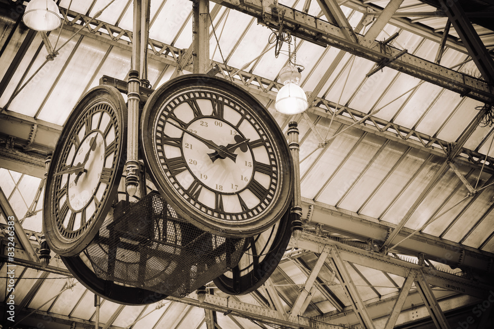 Obraz na płótnie iconic old clock Waterloo Station, London w salonie