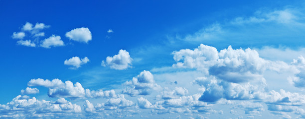 White heap clouds in the blue sky.