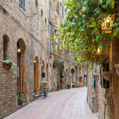 Fototapete - Alley in old town Tuscany Italy