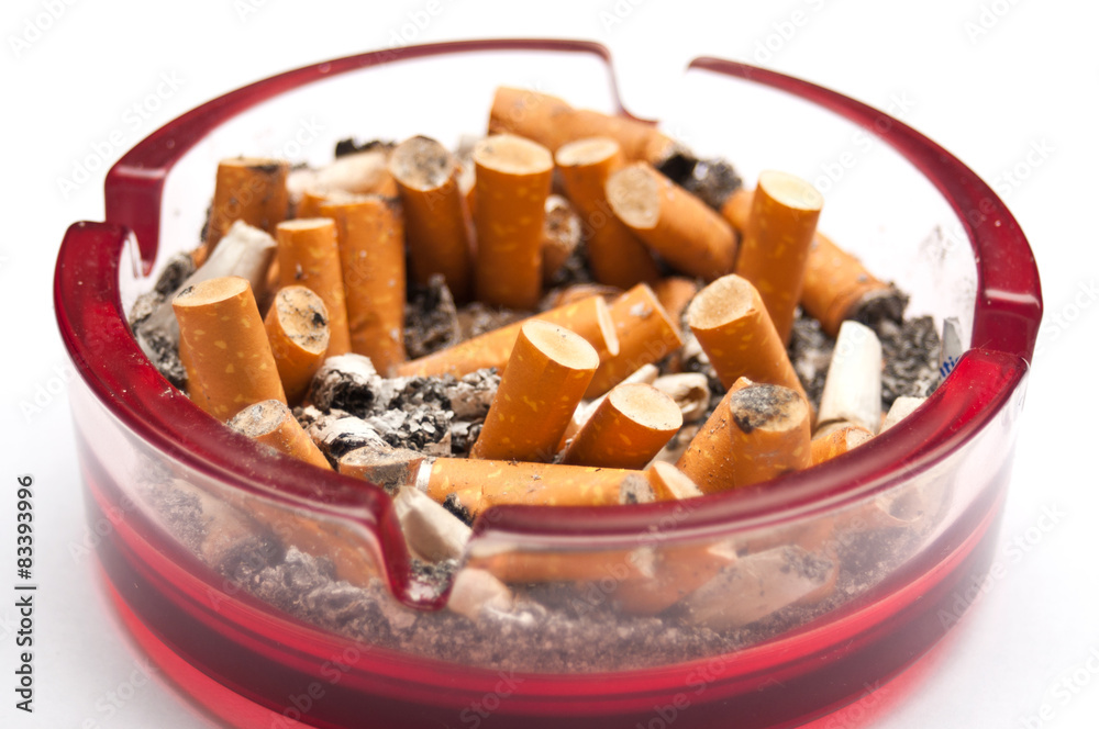 cendrier cigarette cendrier plein de mégots de cigarettes Stock Photo