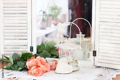 Blockoutstoffe - Beautiful bouquet of peach roses in shabby style on a mirror bac (von Alina G)