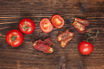 Poster - Dry and fresh tomatoes.