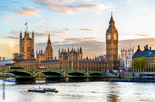 palac-westminster-w-londynie-w-godzinach-wieczornych-anglia