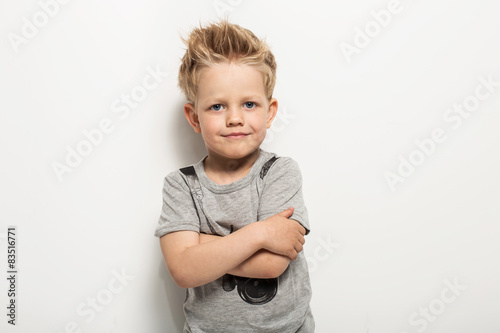 Fotografía Portrait of happy joyful beautiful little boy