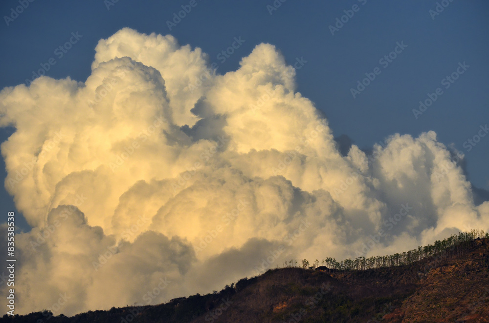 indonezja-wzgorza-i-chmury-cumulus