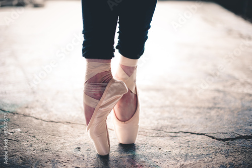 Fotografía Low section of ballet dancer standing on pointe