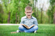 © Masson - Happy young boy with a books