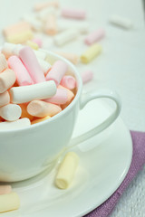 Poster - marshmallow in a cup on a wooden background