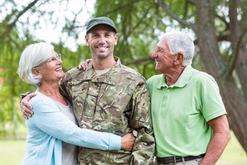 Poster - Soldier reunited with his parents
