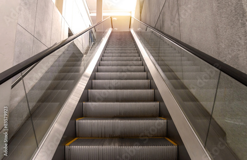 Fotografía escalators stairway inside modern office building