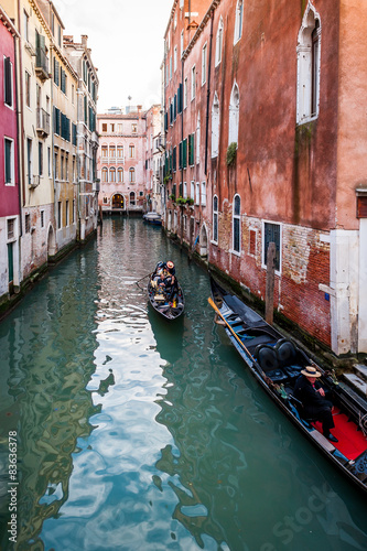 Gondoles sur un canal à Venise, Italie © Fred