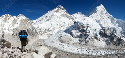 Plakaty Mount Everest  everest-z-bazy-pumo-ri-z-turysta
