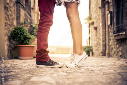 Jeune couple embrassant outdor Poster Mural XXL