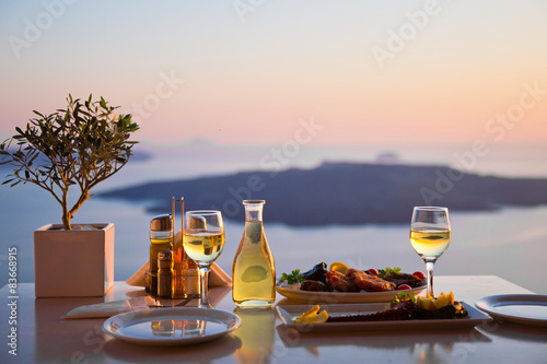 Fotografía Romantic dinner for two at sunset.Greece, Santorin
