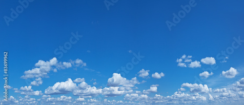 Naklejka nad blat kuchenny White heap clouds in the blue sky.