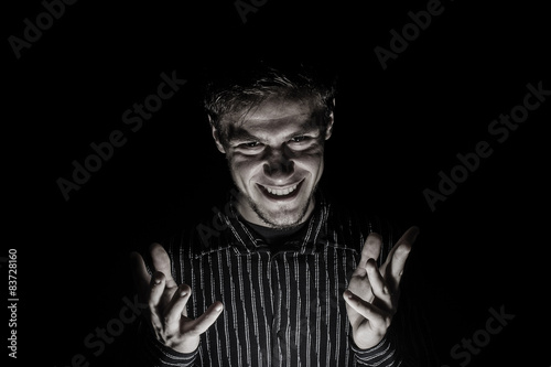 Fotomural Retrato de hombre con el mal mirada aislado sobre fondo negro.