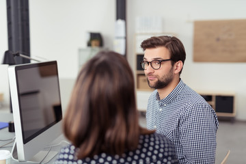 Canvas Print - mitarbeiter im büro führen ein ernstes gespräch