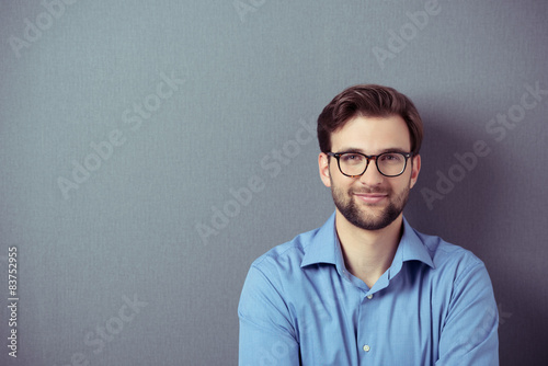 Fotografia lächelnder mann mit brille vor grauem hintegrund