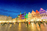 Fototapeta Perspektywa 3d - BRUSSELS - MAY 1, 2015: Tourists at night in Grote Marks Square.