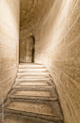 schody-w-tunelu