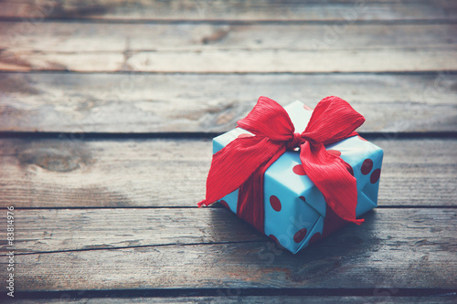 Fotografía Caja de regalo sobre la mesa de madera como fondo natural con copyspace