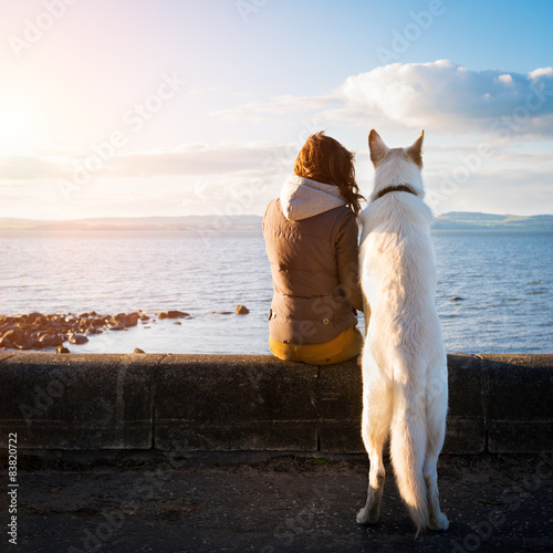 einzelne bedruckte Lamellen - Young hipster girl with her pet dog at a seaside (von andreaobzerova)