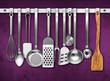 Küchenwerkzeuge vor lila Wand,Küchenspiegel