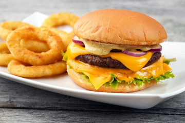 Wall Mural - Cheeseburger served with deep fry onion rings