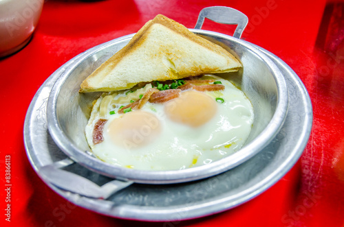 Foto Indochina omelet (pan-fried egg) with toppings