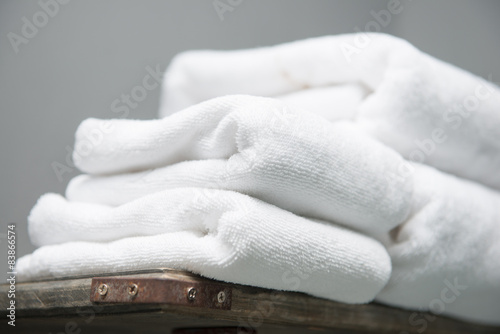 Fotografia white towel placed on shelves in bathroom of hotel