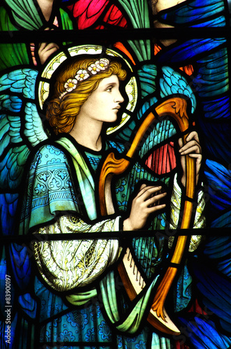 Naklejka na drzwi Angel making music on a harp (stained glass)