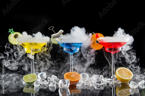 Naklejka - mata magnetyczna na lodówkę Cocktail with ice vapor on bar desk