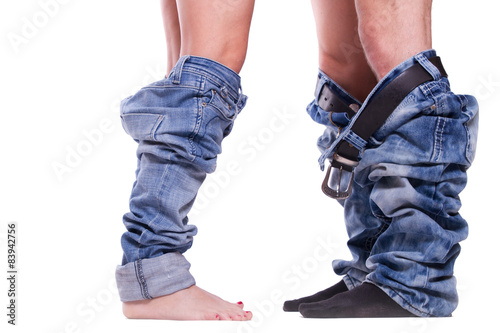 Fotografie, Obraz Paar mit runter gezogenen Hosen auf weißen Hintergrund