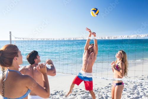 Fototapety piłka plażowa  grupa-przyjaciol-grajacych-w-siatkowke