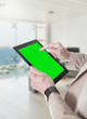 Mani e tablet con sfondo verde in ufficio