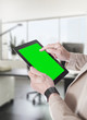 Mani con tablet sfondo verde e ufficio
