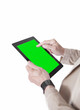 Mani e tablet con sfondo verde