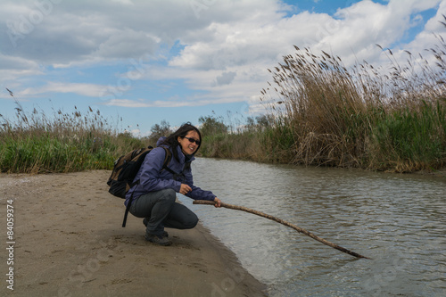Fotografía Bautyful Asian woman hiking at Oasi del Simeto, Sicily, Italy