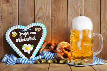 Wall Mural - Bayerisches Lebkuchenherz mit Bier
