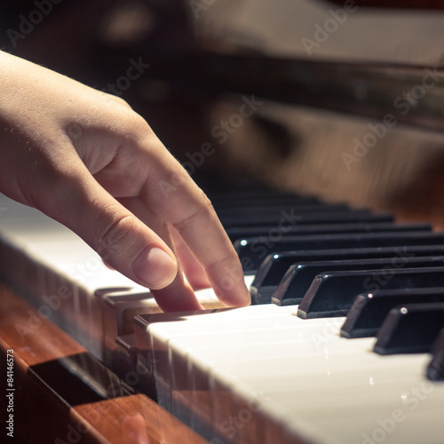 Dekoracja na wymiar  gra-na-klawiaturze-fortepianu