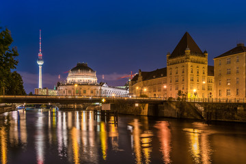 Wall Mural - Berlins Museumsinsel bei Nacht