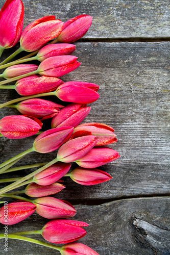 Naklejka nad blat kuchenny red tulips on rustic wooden surface